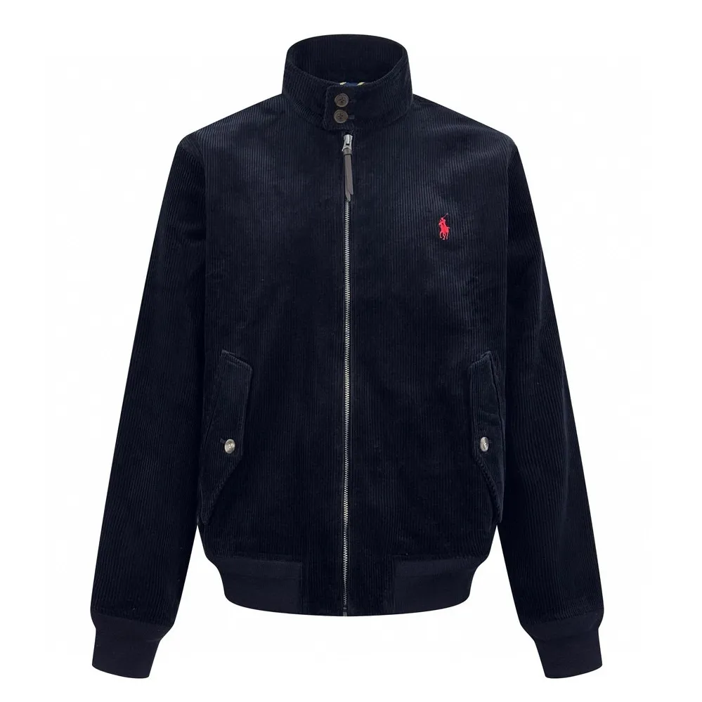 P550 Exclusive supply] Ralph Lauren pony embroidered corduroy jacket. The original purchase was RMB 3,990. The fabric is made of customized wide-ribbed corduroy fabric. It has clear texture and excellent texture. It is comfortable and close to the skin. It is elegantly presented with a touch of deep navy blue. It is low-key and luxurious. The exquisite red pony logo is embellished throughout, igniting the overall vitality and passion. The stand-up collar design is simple and elegant. When the light falls, it shows subtle changes in luster and is intertwined with the undulations of the wide ribs. The jacket is infused with a fresh soul. It has extremely high matching flexibility and adopts imported machine embroidery technology. It uses advanced computer control systems and precision mechanical components to realize the iconic pony embroidery operation. High precision. The lines are smooth and delicate. The template machine opens the bag. The preset template guides the position, shape and size of the bag. The accuracy ensures the quality of the bag opening effect. The infrared positioning cutting machine uses infrared transmitters and infrared receivers to achieve precise positioning of materials. The accuracy can reach the micron level. In order to meet the effect of high-precision cutting of plaid alignment, the fabrics have been carefully washed, have a better hand feel, are not easy to deform, are not easy to shrink, are not easy to fade, and maintain long-term beauty. Size:S-M-L-XL